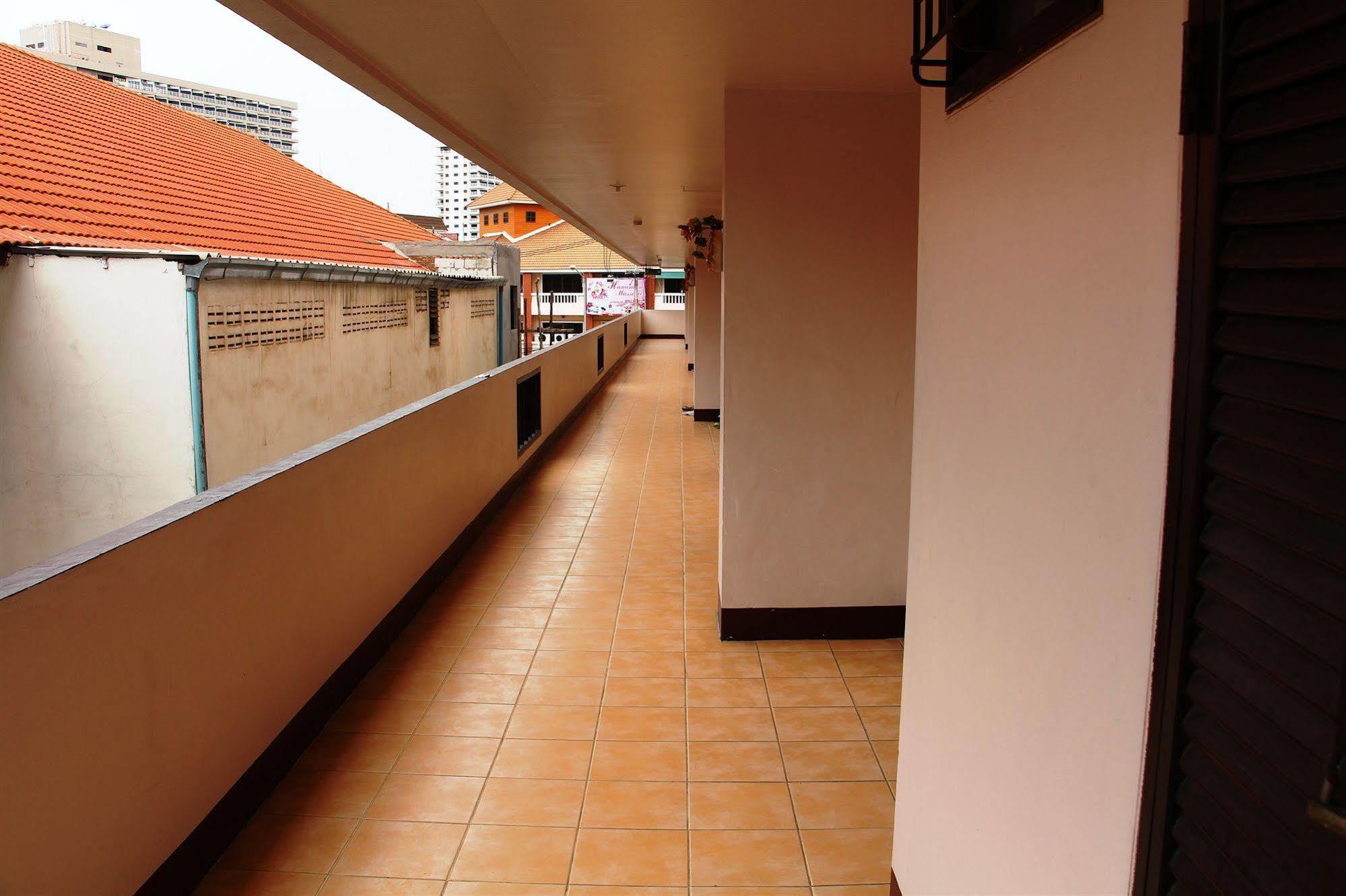 Jomtien Good Luck Apartment Екстер'єр фото